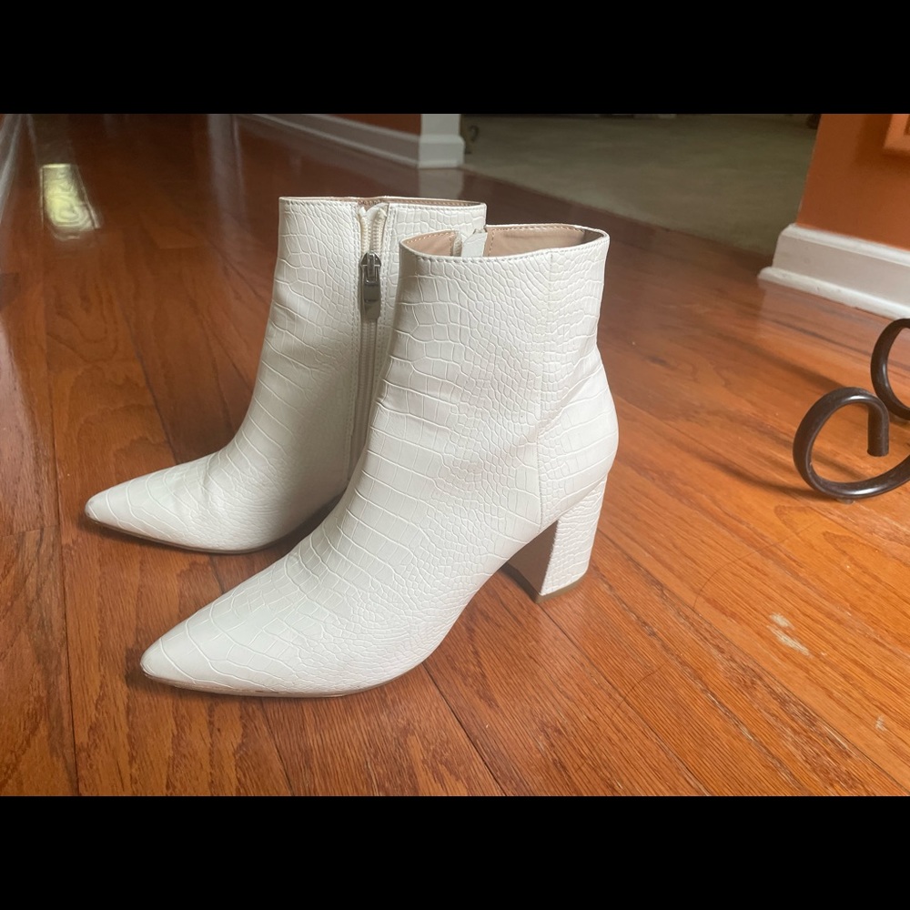 White leather booties. Steve Madden. Size 8M.